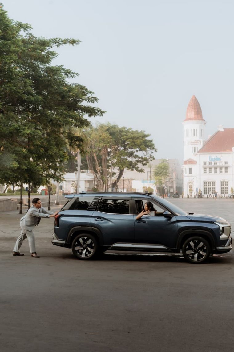 Mendorong mobil bersama